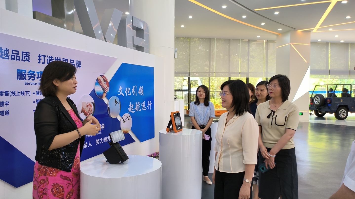 7月13日，省婦聯(lián)黨組書記、主席楊曉曼一行到全國巾幗建功先進集體--成威科技調研3.jpg